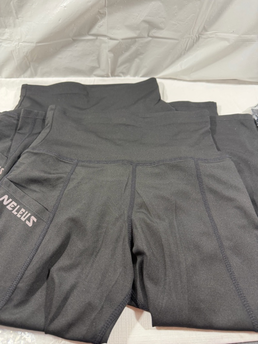 NELEUS Black High-Waist Capri Leggings with Side Pockets - Picture 4 of 4